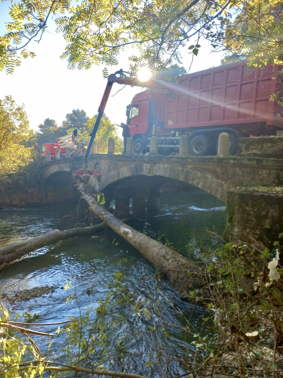 Piena del Lambro a causa del maltempo, rimossi tronchi e rami dai Ponti nel Parco