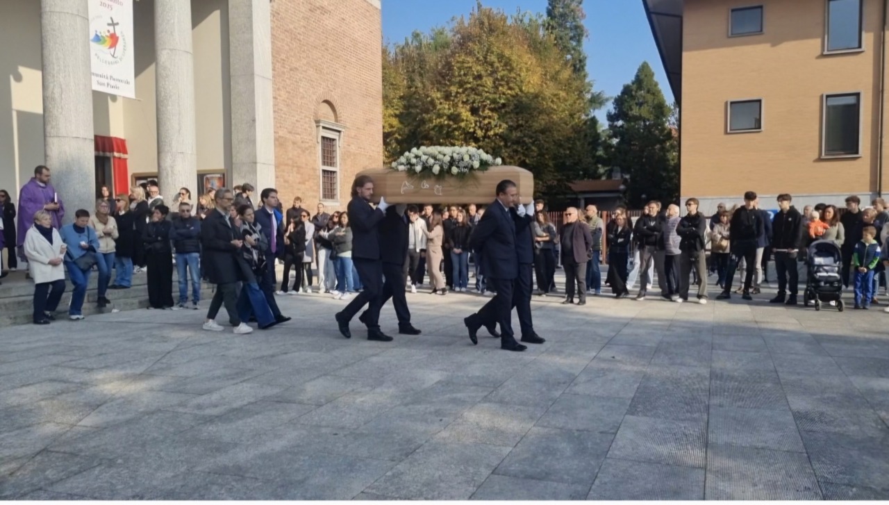 Striscioni e ricordi per l’addio a Sveva:   folla di amici ai funerali
