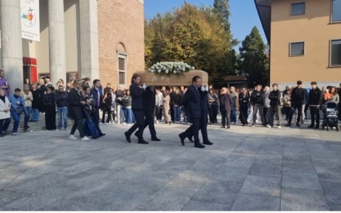 Striscioni e ricordi per l’addio a Sveva:   folla di amici ai funerali