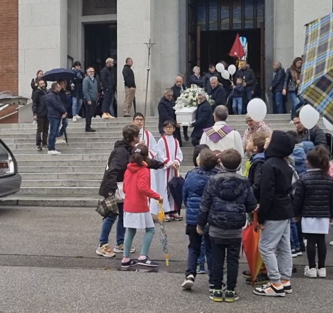 Messaggi, disegni e palloncini per dare l’addio alla piccola Arianna