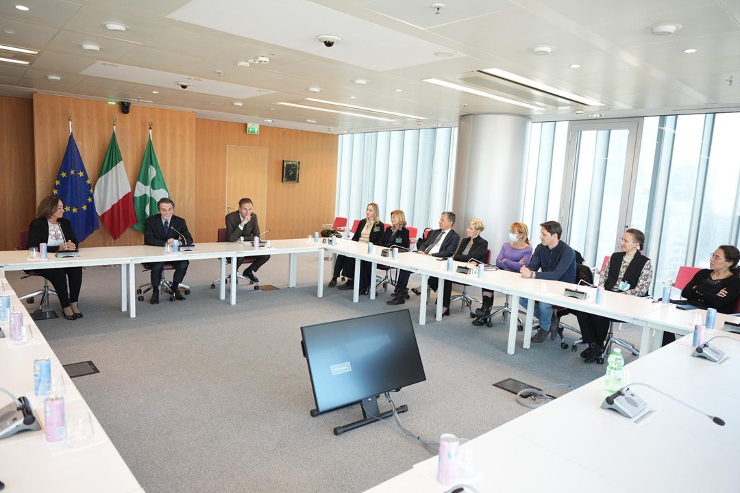 Il premio “Lombardia è ricerca” 2025 ai due scienziati inglesi Caulfield ed Easton