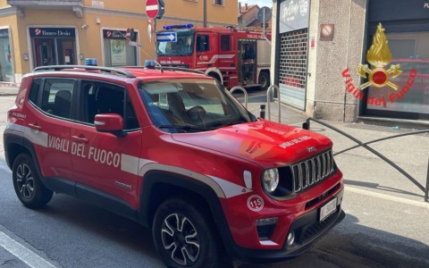 Intrappolata nell’appartamento in fiamme, i Vigili del fuoco salvano una persona