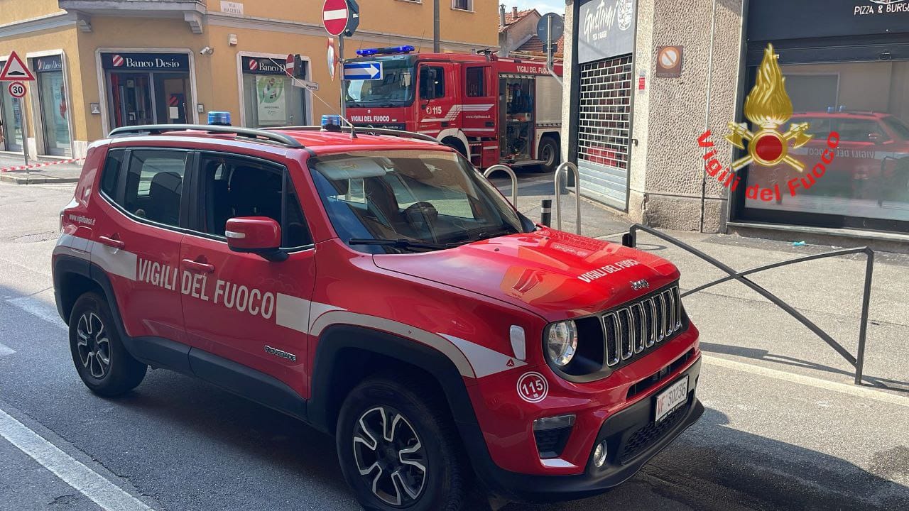 Intrappolata nell’appartamento in fiamme, i Vigili del fuoco salvano una persona