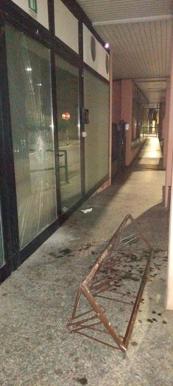 Ubriaco, dà in escandescenze e vandalizza il Centro culturale islamico: arrestato