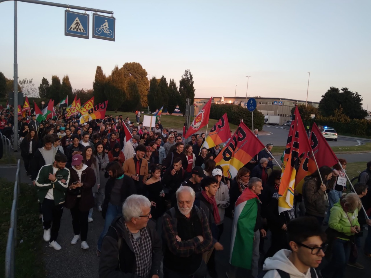 Il corteo proPal sfila in città. Bloccata (per poco) la stazione