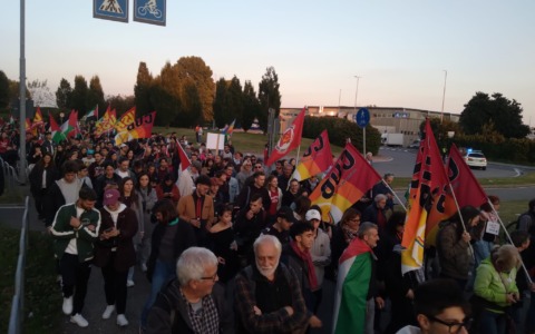 Il corteo proPal sfila in città. Bloccata (per poco) la stazione