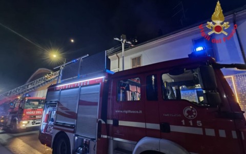 Fiamme sul tetto, intervengono i pompieri