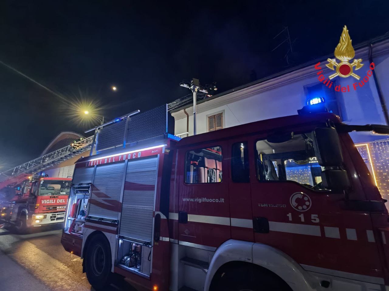 Fiamme sul tetto, intervengono i pompieri