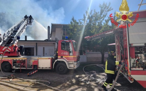 Fiamme nel sito industriale dismesso