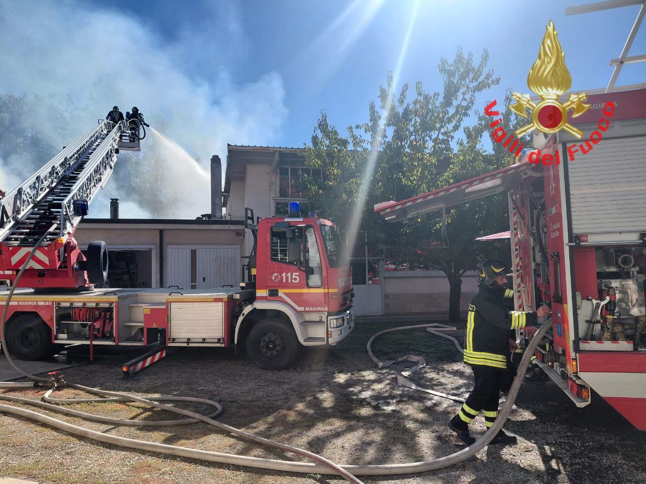Fiamme nel sito industriale dismesso