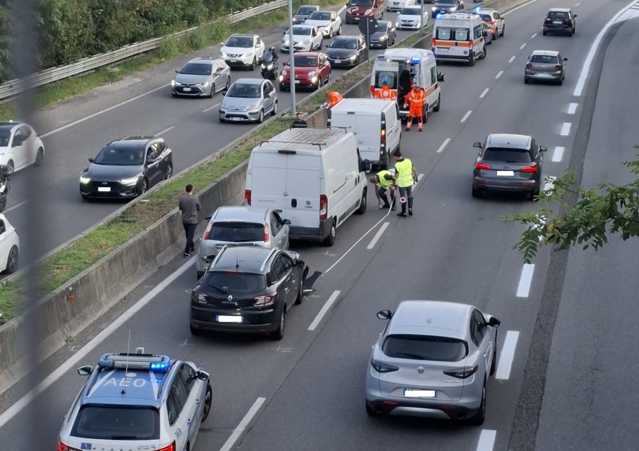 Maxi tamponamento sulla Milano-Meda, cinque feriti
