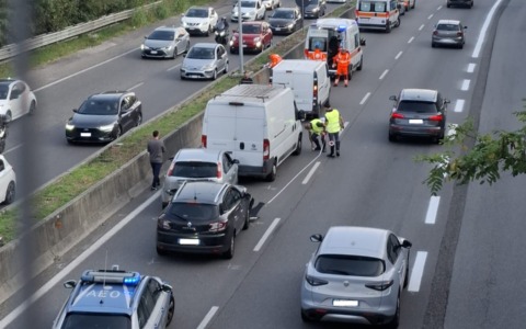 Maxi tamponamento sulla Milano-Meda, cinque feriti