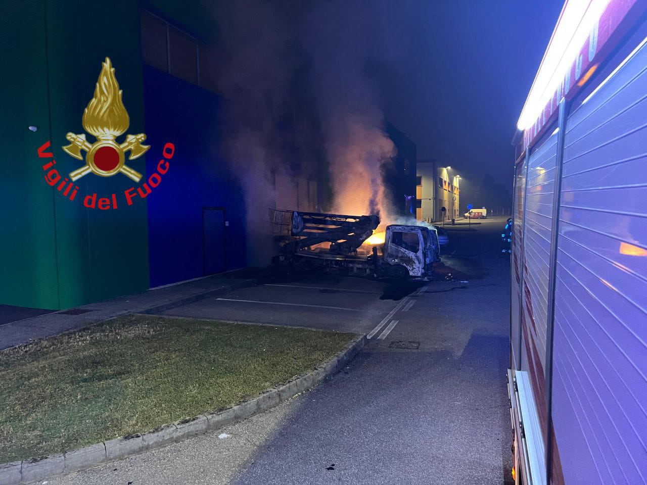 A fuoco due furgoni parcheggiati all’esterno di una attività industriale