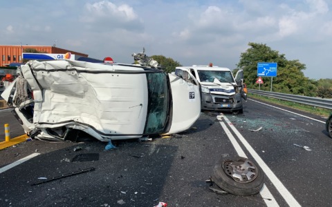 Schianto frontale tra furgoni: ferite quattro persone