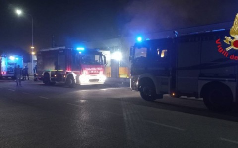 Fiamme nella vetreria, sul posto pompieri e ambulanza