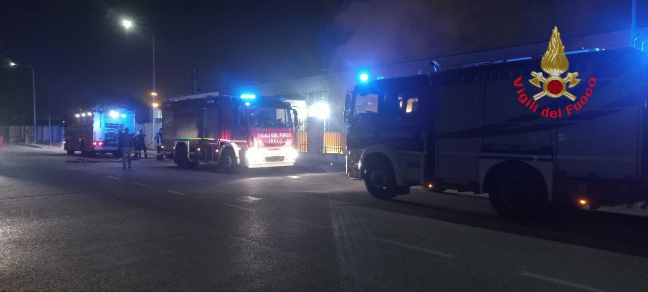 Fiamme nella vetreria, sul posto pompieri e ambulanza