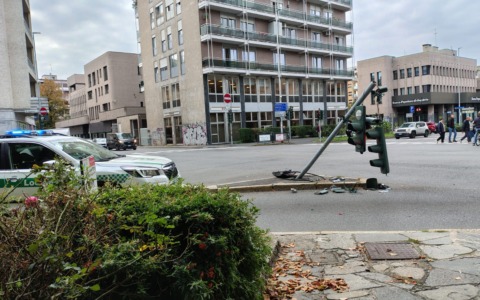 Perde il controllo dell’auto e abbatte il semaforo
