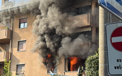 Brucia un appartamento, paura in una palazzina