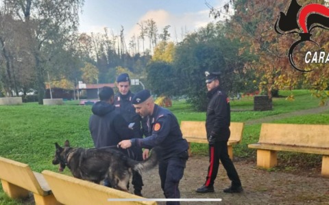 Pestato a sangue e chiuso nel bagagliaio: arrestati due uomini per tentato omicidio