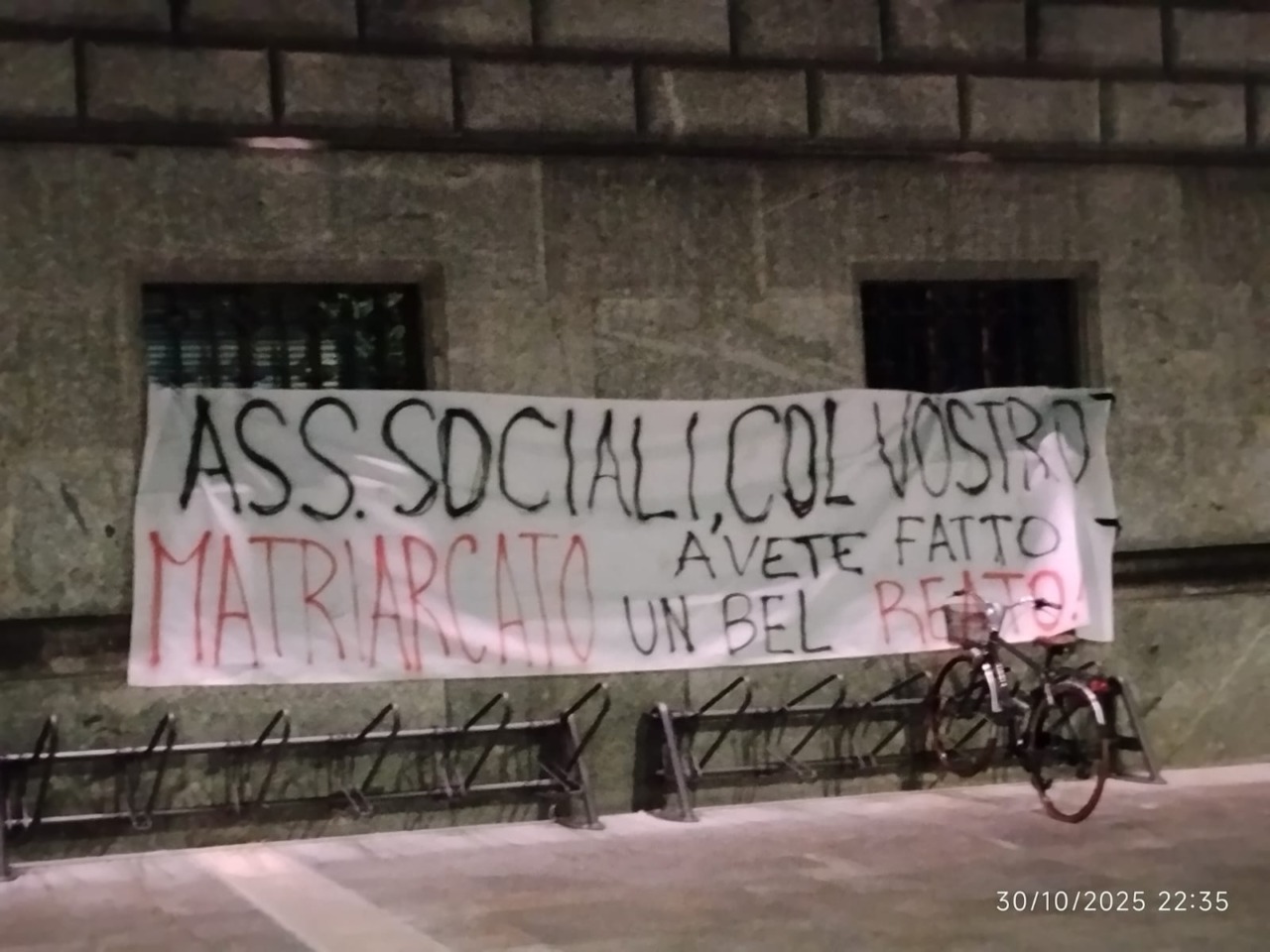 Striscione contro i Servizi sociali fuori dal Comune