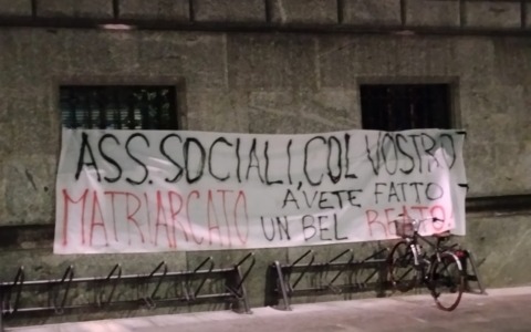 Striscione contro i Servizi sociali fuori dal Comune