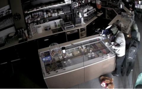 In cinque assaltano il locale e portano via la cassa automatica