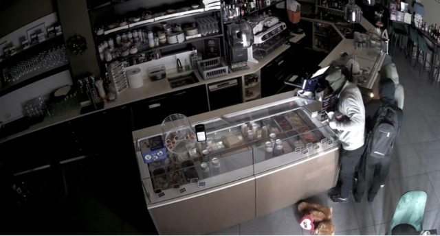 In cinque assaltano il locale e portano via la cassa automatica