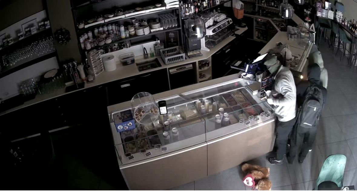 In cinque assaltano il locale e portano via la cassa automatica