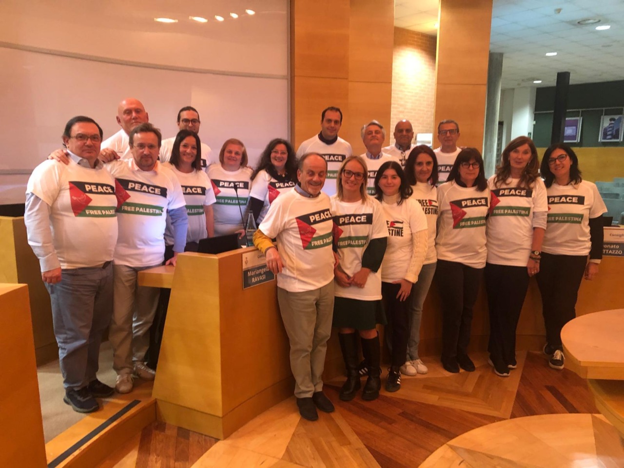 “Free Palestine”: in Consiglio con le maglie Pro Gaza e l’appello alla pace