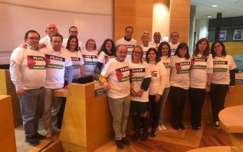 “Free Palestine”: in Consiglio con le maglie Pro Gaza e l’appello alla pace