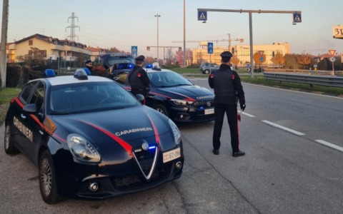 Rapinano il padre e travolgono la figlia: paura a Cernusco sul Naviglio