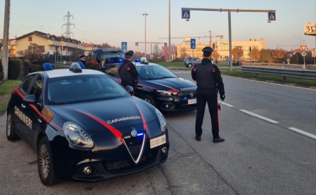 Scippano un’anziana al parcheggio del Gigante: inseguiti e arrestati dai Carabinieri