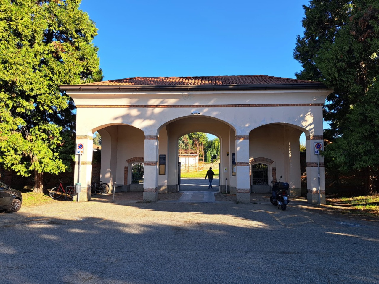 Manutenzioni e nuove telecamere nei cimiteri cittadini