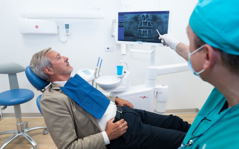 Tecnologia e sicurezza: come affrontare gli impianti dentali senza paura