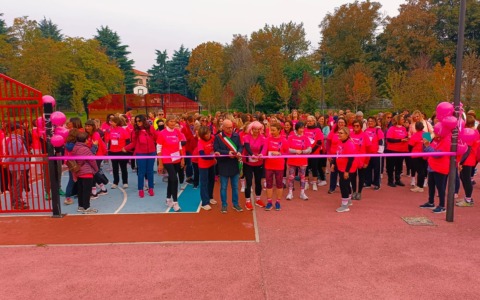 L’onda rosa della Pink Parade per sostenere la ricerca contro i tumori femminili