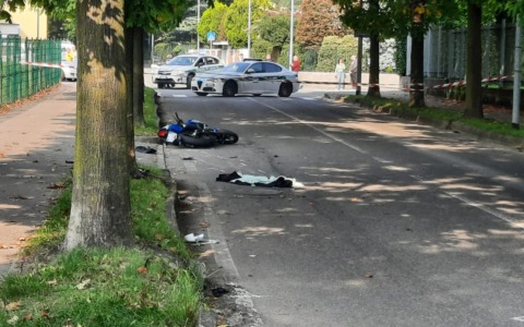 Urta un’auto e perde il controllo della moto: gravissima 17enne