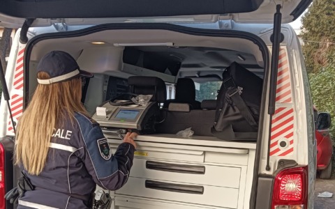 Ubriaco al volante va contromano e causa un incidente, denunciato