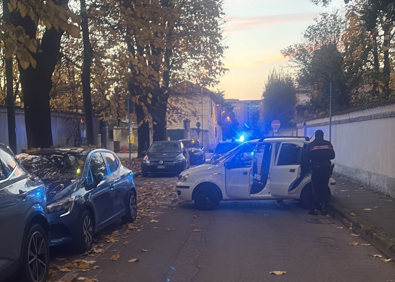 Sbarrano la strada con l’auto di un residente per fare un furto 