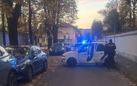 Sbarrano la strada con l’auto di un residente per fare un furto