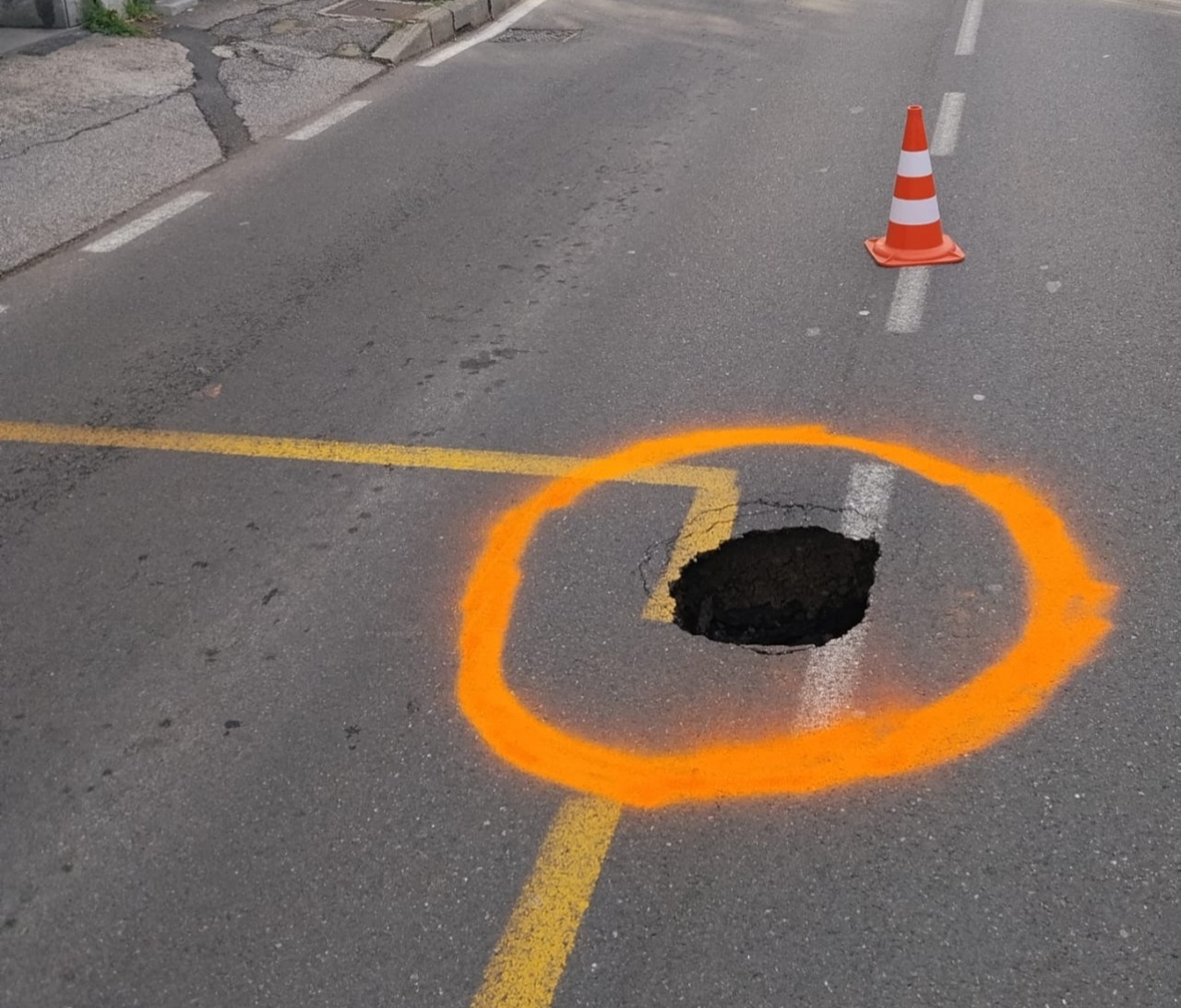 Un’altra buca per strada: Muggiò… sprofonda