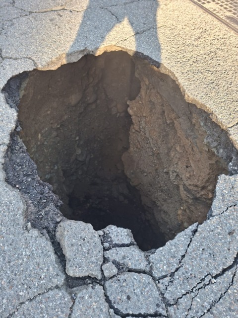 Si apre una voragine in strada tra Seveso e Barlassina