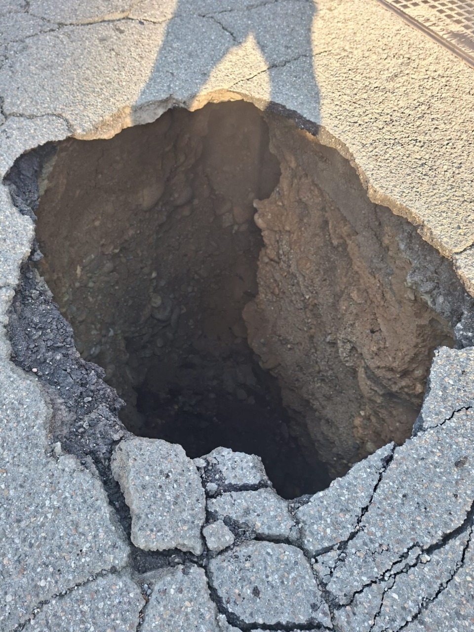 Si apre una voragine in strada tra Seveso e Barlassina