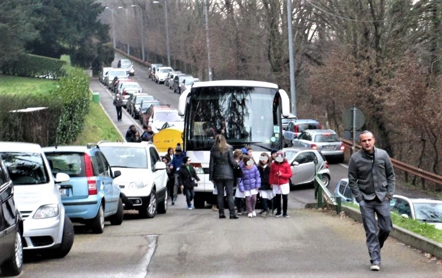Lavori fermi a scuola, a rischio i fondi Pnrr: il Comune revoca l’appalto alla ditta in ritardo