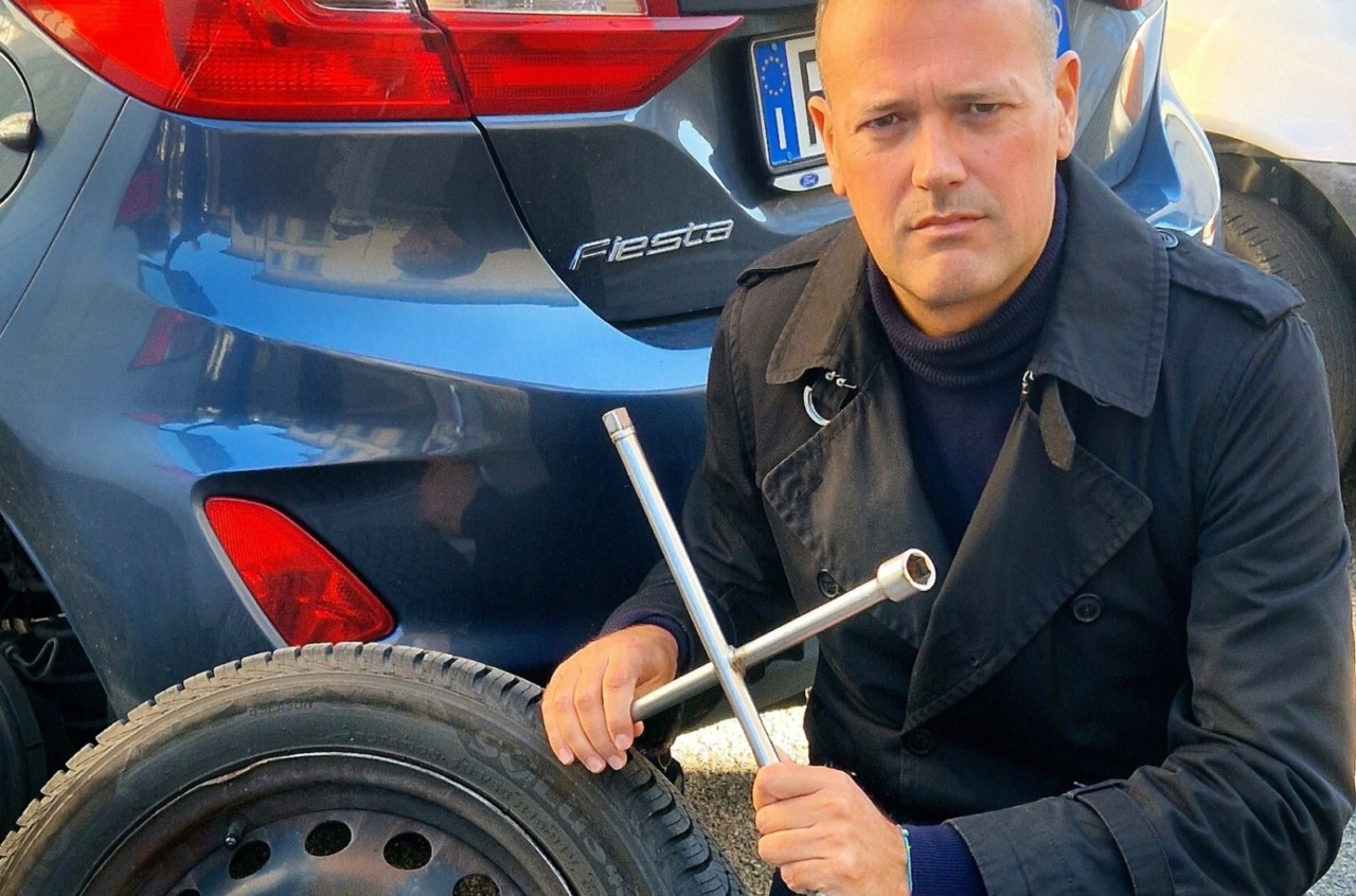 L’ex sindaco ancora nel mirino: gomme dell’auto squarciate. “Io non mollo”