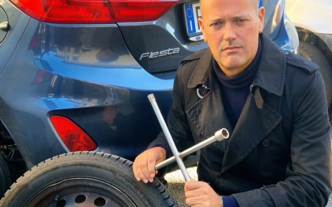 L’ex sindaco ancora nel mirino: gomme dell’auto squarciate. “Io non mollo”