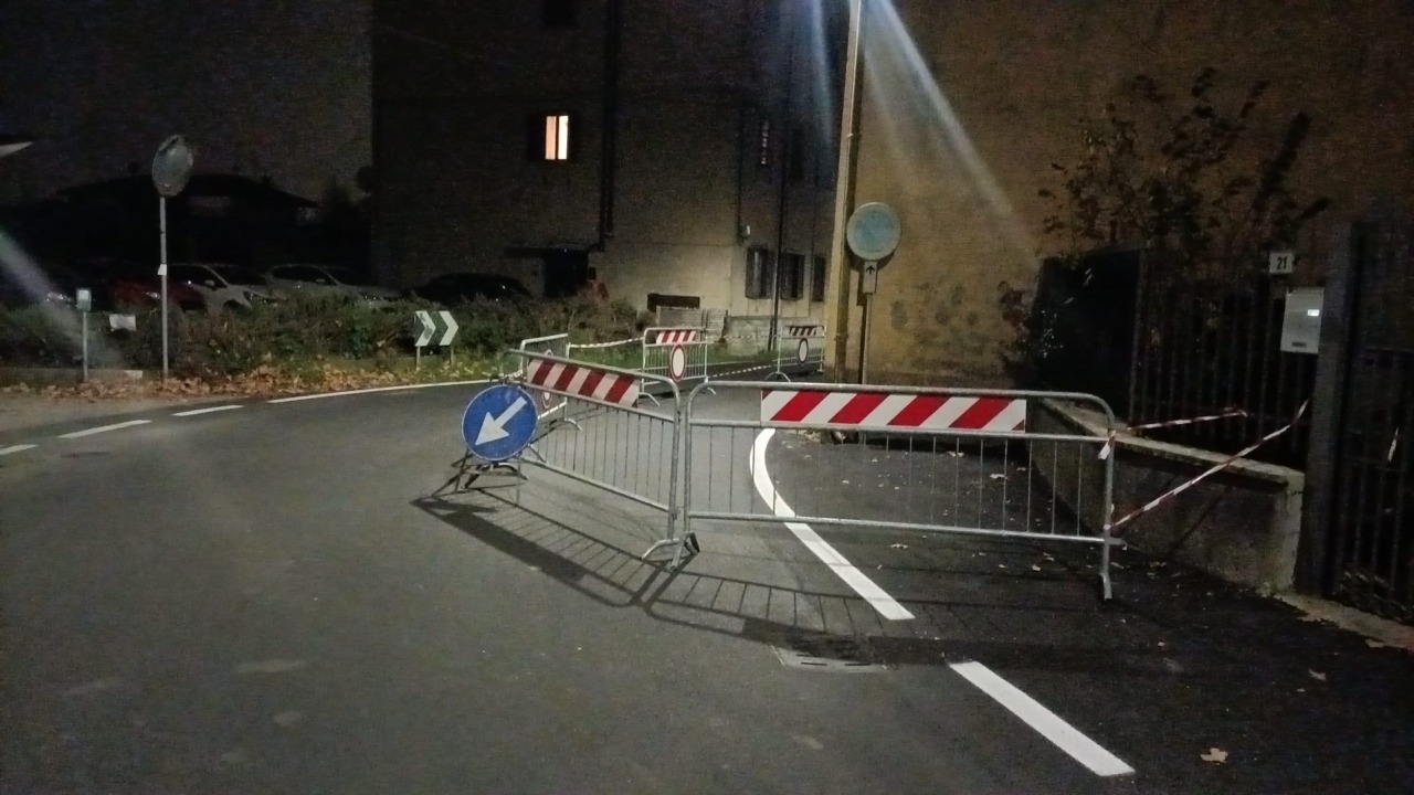 Crolla il tetto di un edificio, sul posto i Vigili del Fuoco