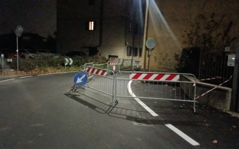 Crolla il tetto di un edificio, sul posto i Vigili del Fuoco