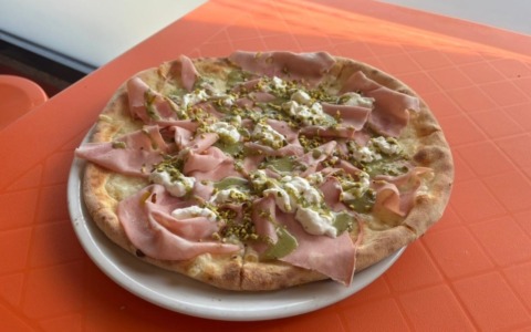 Una “pizzata in blu” per i ragazzi di Cascina del Bruno, offre il sindaco Bono