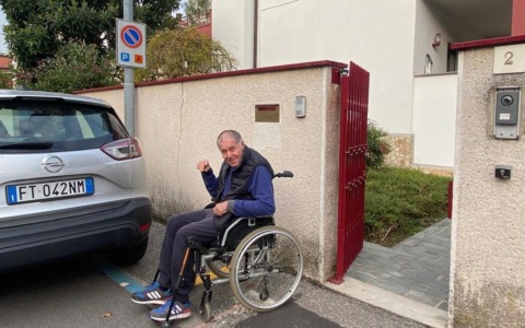 Contrassegno auto dimenticato, multa da 382 euro: la protesta di una mamma con un figlio disabile