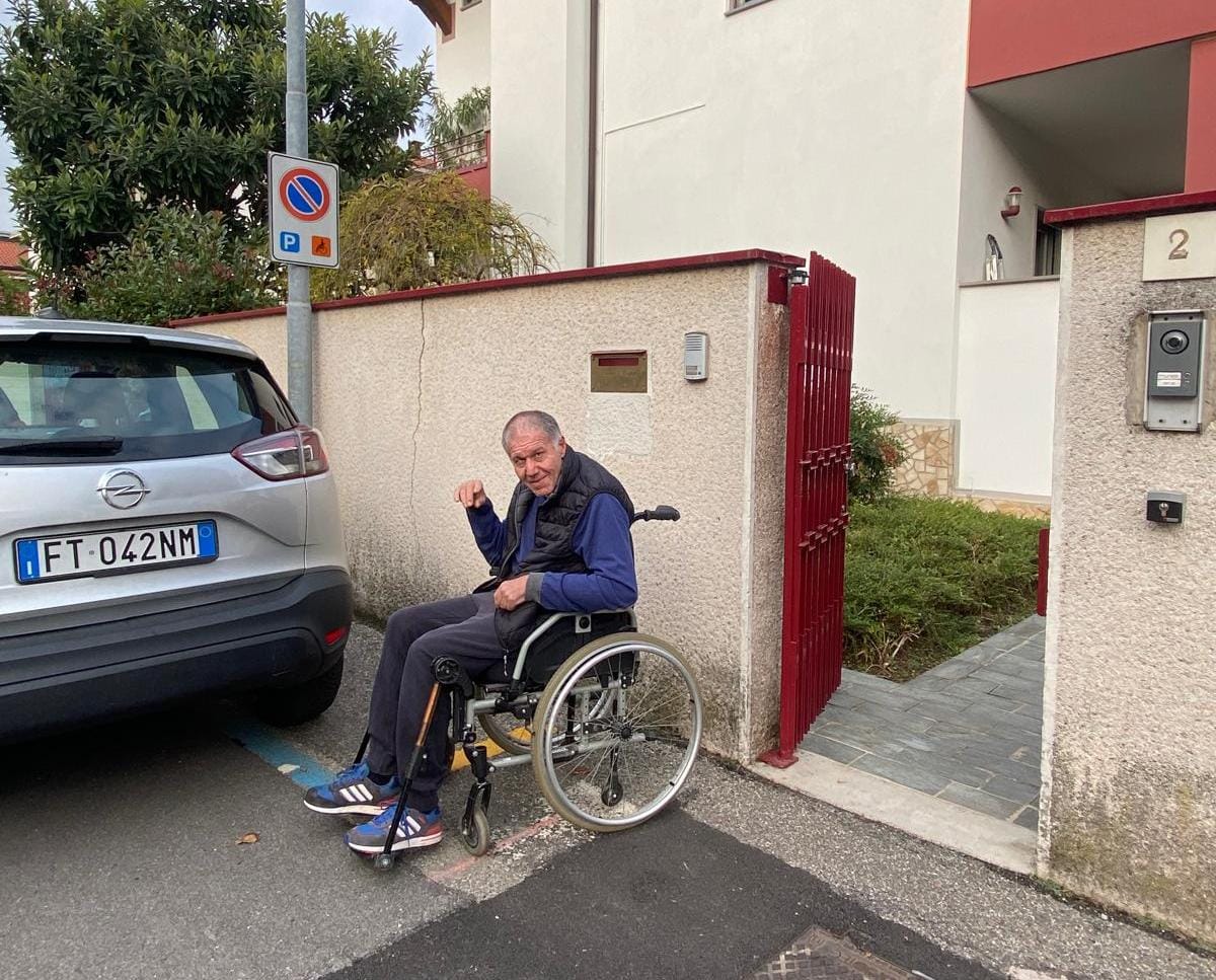 Contrassegno auto dimenticato, multa da 382 euro: la protesta di una mamma con un figlio disabile